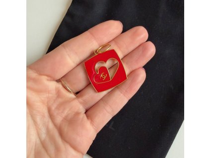 Chanel valentýnská přívěsek s pytlíkem