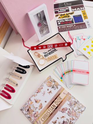 ✨ A pokračujeme dál ✨ Na e-shop jsme právě nahráli další novinky, tentokrát i stylové doplňky a maličkosti, které potěší...