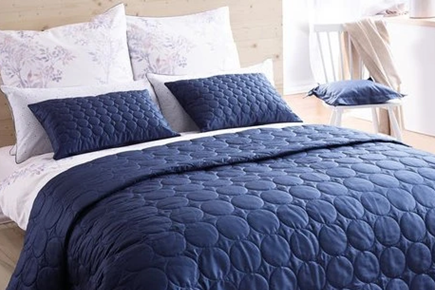 Prečo si zaobstarať prehoz na posteľ? Výhody prehozov na posteľ.