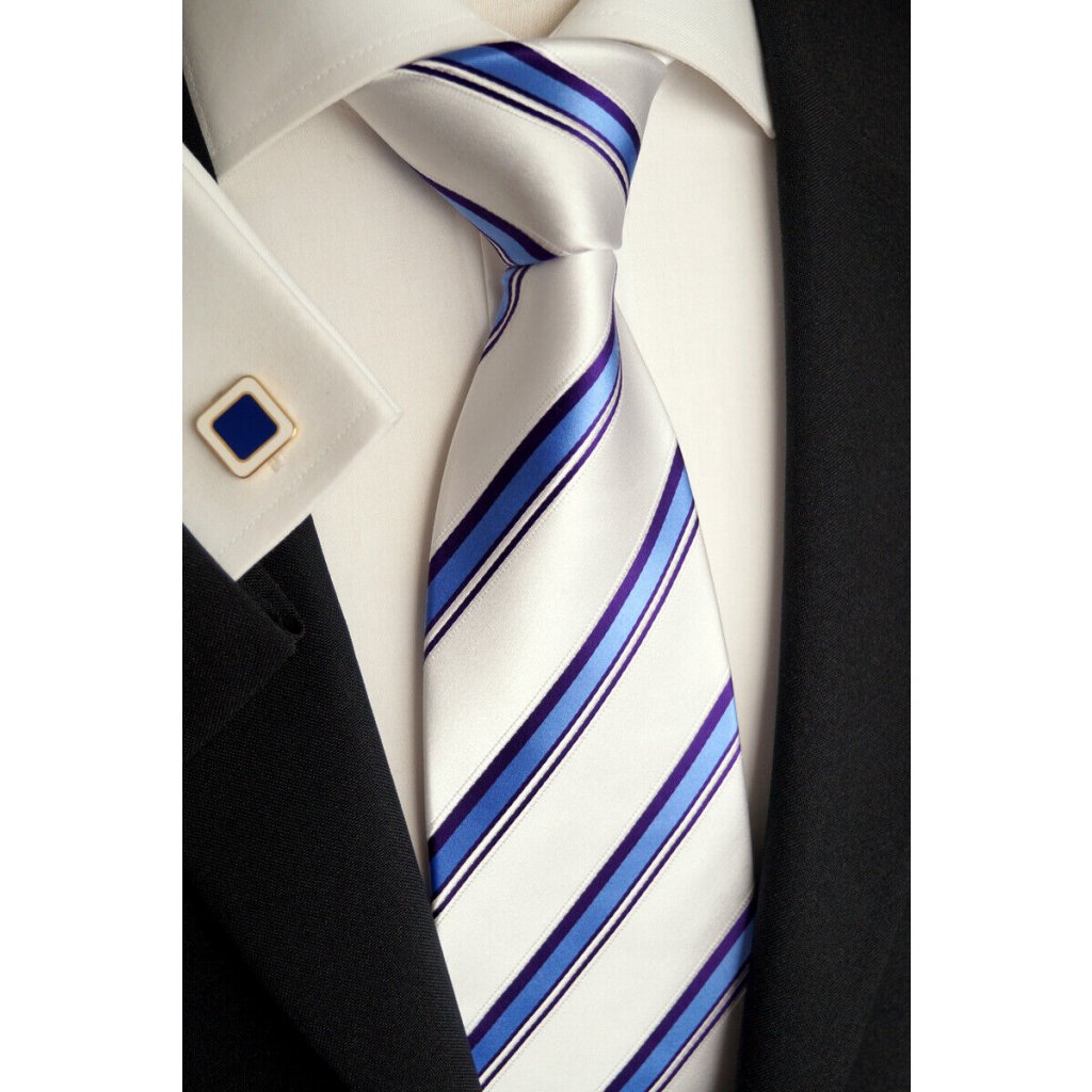 modrá kravata s pruhy a knoflíčky