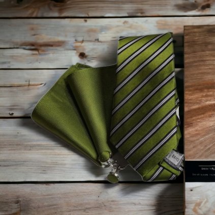 Zelený set kravaty, kapesníčku a knoflíčků