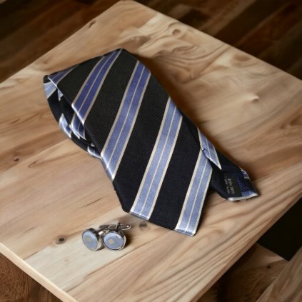 modro černá kombinace kravata a knoflíčky