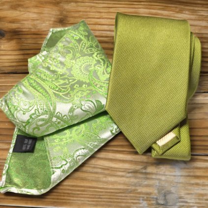 Zelená kravata a vzorovaný kapesníček na svatbu