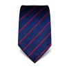 modrá kravata s červeným proužkem