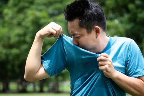 Jak odstranit skvrny od potu