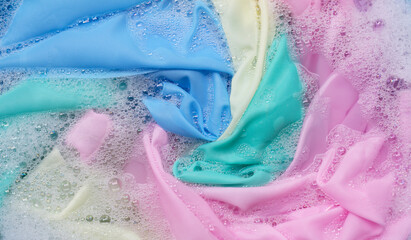 Tipy na praní prádla, které prodlužují životnost vašeho oblečen