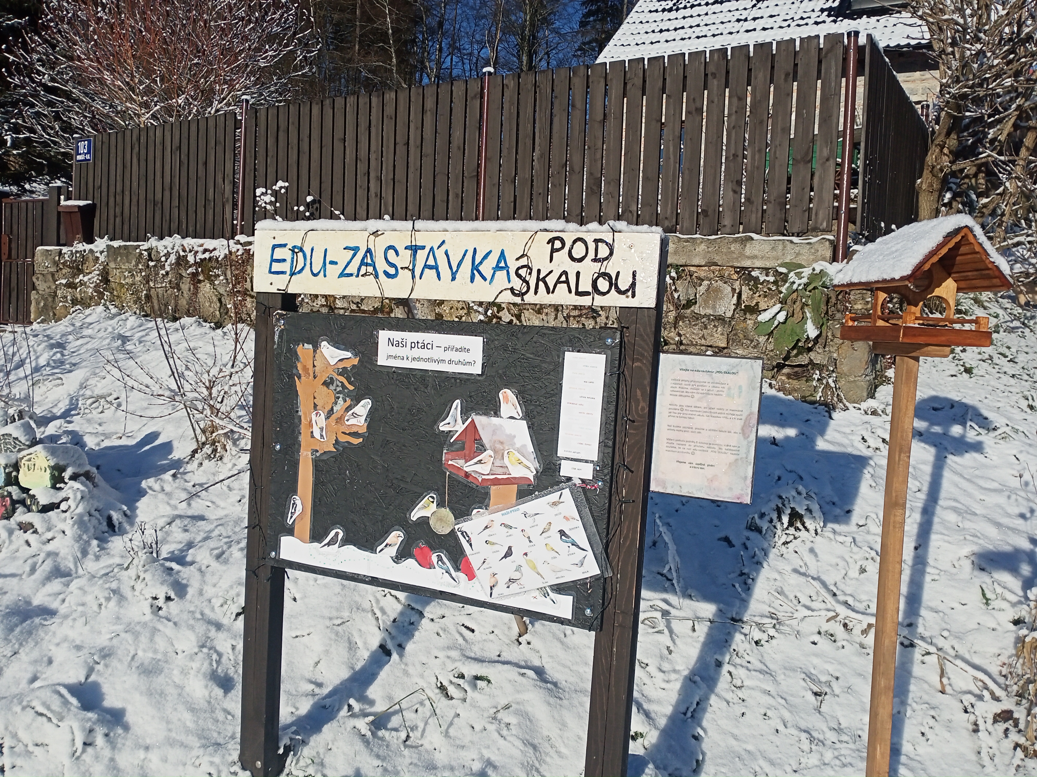 Edu - zastávka POD SKALOU - ptáčci na krmítku