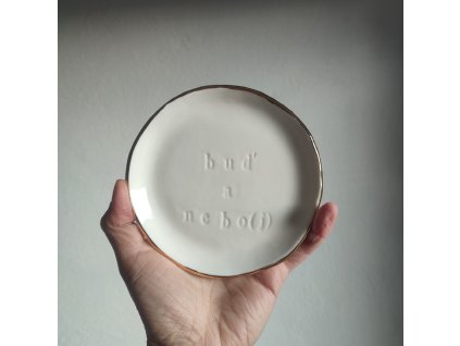 Buď a nebo(j) v bílé, zlacený mini talířek z porcelánu m ik ni