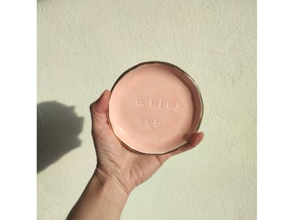 Miluj se v růžové