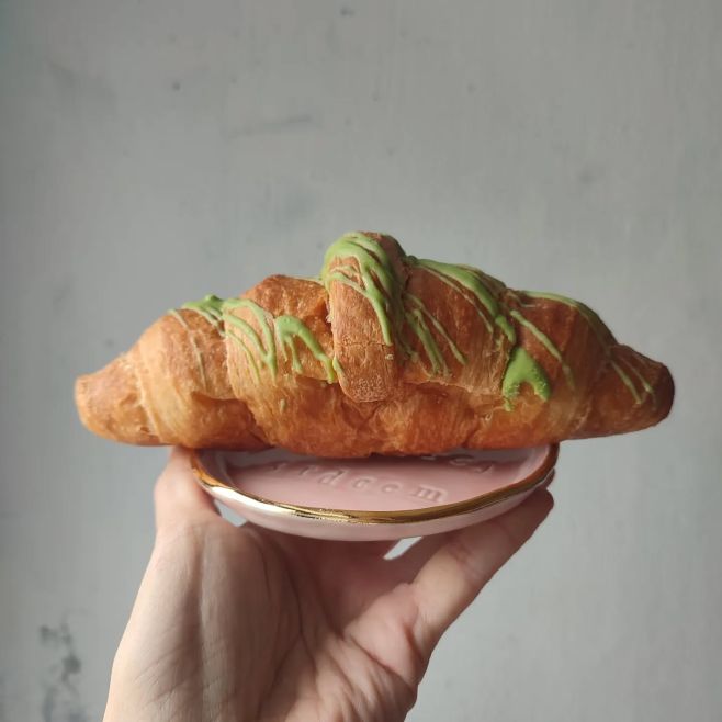 Jako holky... Croissant vám na talířek nevejde. Ale vaše oblíbené šperky ano!😉 #minitalirek #nasperky #lvicevporcelanu...