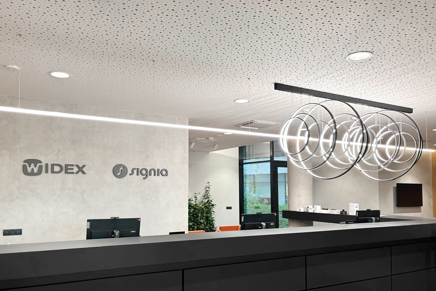 Osvětlení recepce v klientském centru Widex