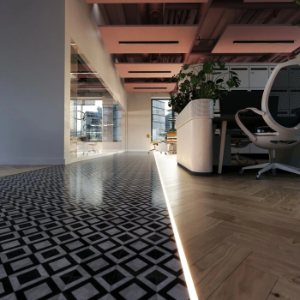 led-profil-v-podlaze-interieru-s-dlazbou
