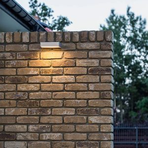 led-profil-zabudovany-do-cihlove-zdi-u-vchodu