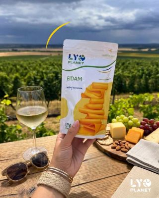 Někdy stačí jen zastavit čas, nadechnout se čerstvého vzduchu a vychutnat si tenhle výhled 🍷🧀. A k tomu přesně ten správný...