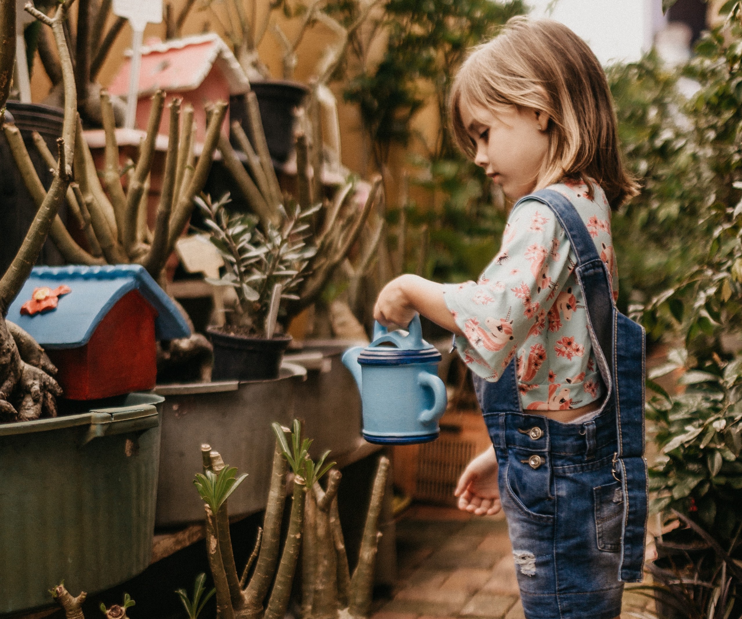 Děti doma? Skvělá příležitost zapojit je do domácích prací! Pomůžete sobě i jim! 