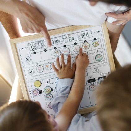 dite pouziva magnetickou tabulku rutiny