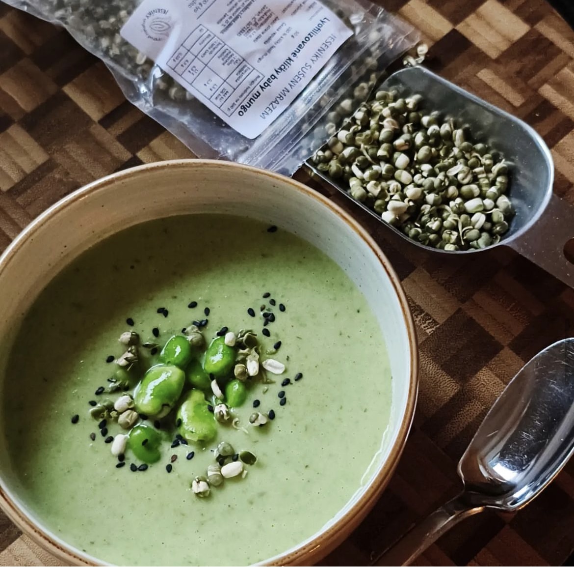 Polévka s edamame a LYO mungo klíčky