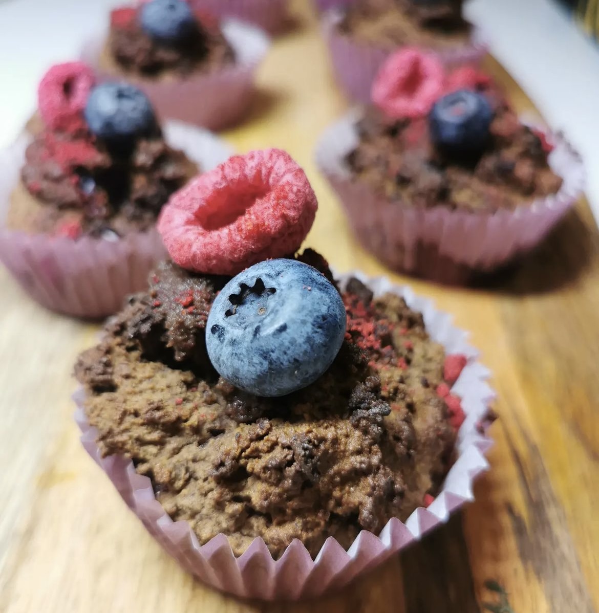 Ořechové muffiny s borůvkami a lyofilizovaným ovocem