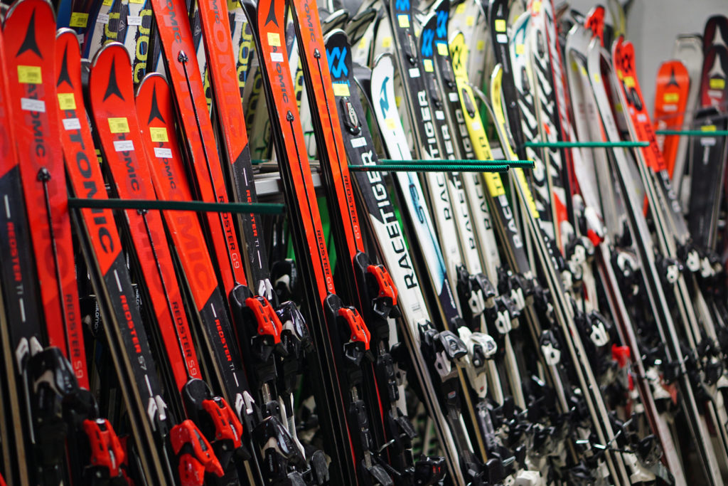 NOVÉ, TESTOVACÍ NEBO POUŽITÉ? ZORIENTUJ SE PŘED VÝBĚREM LYŽÍ