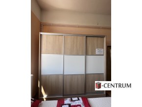 skříň třídvéřová na prodejně (1)