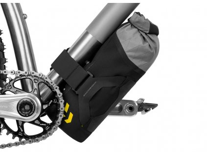 apidura backcountry downtube pack 1.8l on bike 1