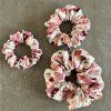 Moni saténová gumička do vlasů scrunchie modrá L