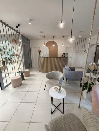 „Nový týždeň. Nový účes. Nová energia.“ ✨ „Vlasy nie sú len koruna krásy. Sú prejavom tvojej sily a štýlu.“ @m13.studio...