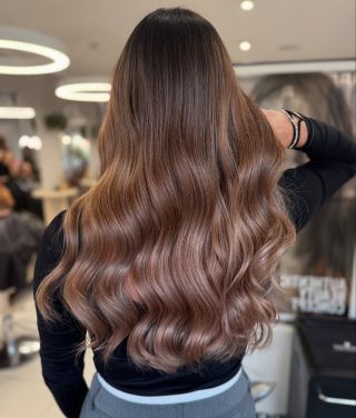 Stmavovanie s rešpektom k vlasu. Východiskom boli dĺžky s rôznou úrovňou svetlosti a rozdielnou kondíciou vlasu. Práve...