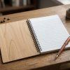Dřevěný notes (linkovaný papír)