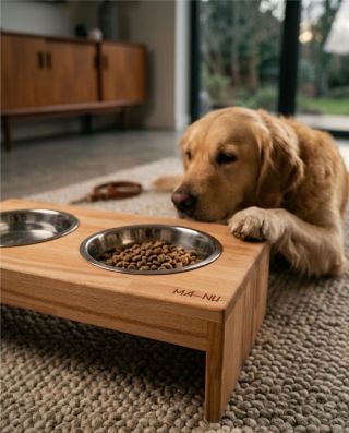 Hostina na úrovni – pro zdravá záda i krásný domov 🪵🐾 Konec ohýbání až k zemi a honění misek po celém domě. DogBary MA-NU...