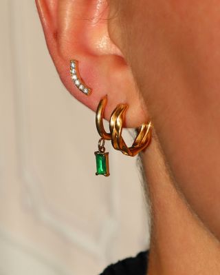 Az ÚJDONSÁGOK épp most érkeztek meg. ✨ Kifinomult, időtálló sebészeti acél fülbevalók, melyek gyönyörűen kiegészítenek...