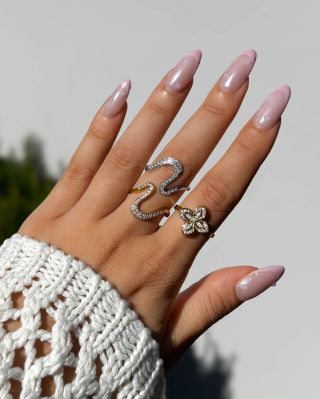Amikor egy gyűrű egyszerűen nem elég. 💍 Fedezze fel sebészeti acélból készült ékszereinket és kombinálja őket ízlése...