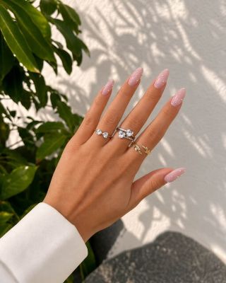 Primăvara e despre detalii delicate. 🤍🌸 Inele din argint care dau un plus de eleganță stilului tău. ✨ Tu pe care l-ai...