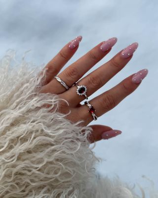 Zima má svoje čaro. ❄️ Naše nové strieborné prstene žiaria ešte viac v objatí snehu – elegantné, jemné a nadčasové. 🤍 Link...