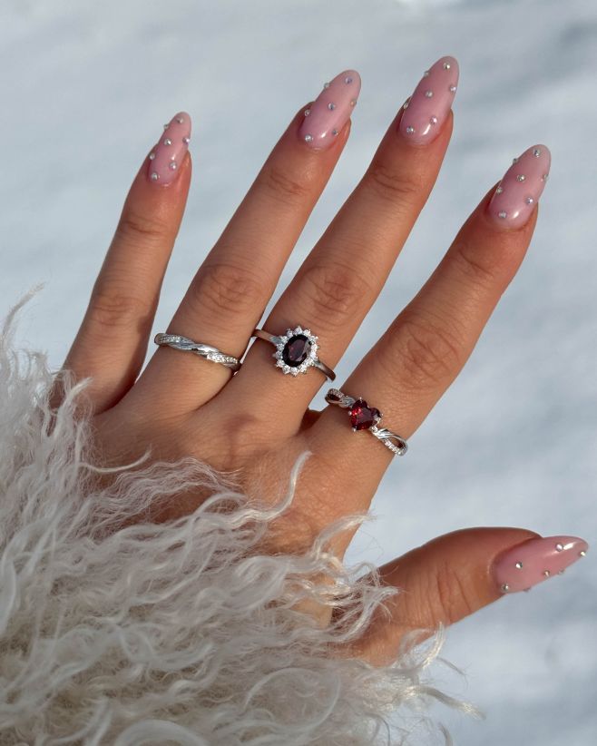 Zima ma swój urok. ❄️ W zimowym otoczeniu nasze nowe srebrne pierścionki lśnią jeszcze bardziej – są eleganckie, delikatne...