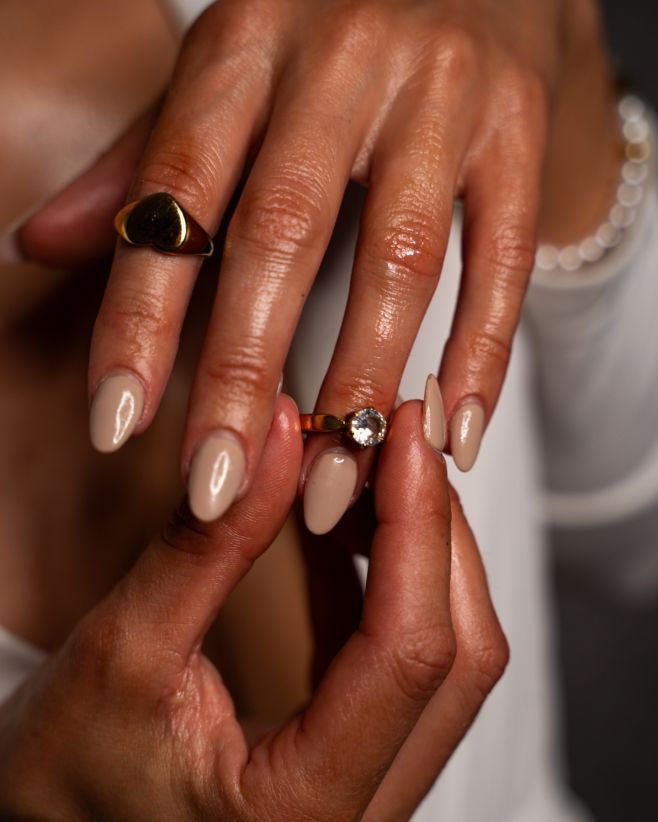 Biżuteria na co dzień, którą pokochasz. 🤍 Ponadczasowa i łatwa do komponowania. ✨ Link w BIO #mabellshop #bizuteria