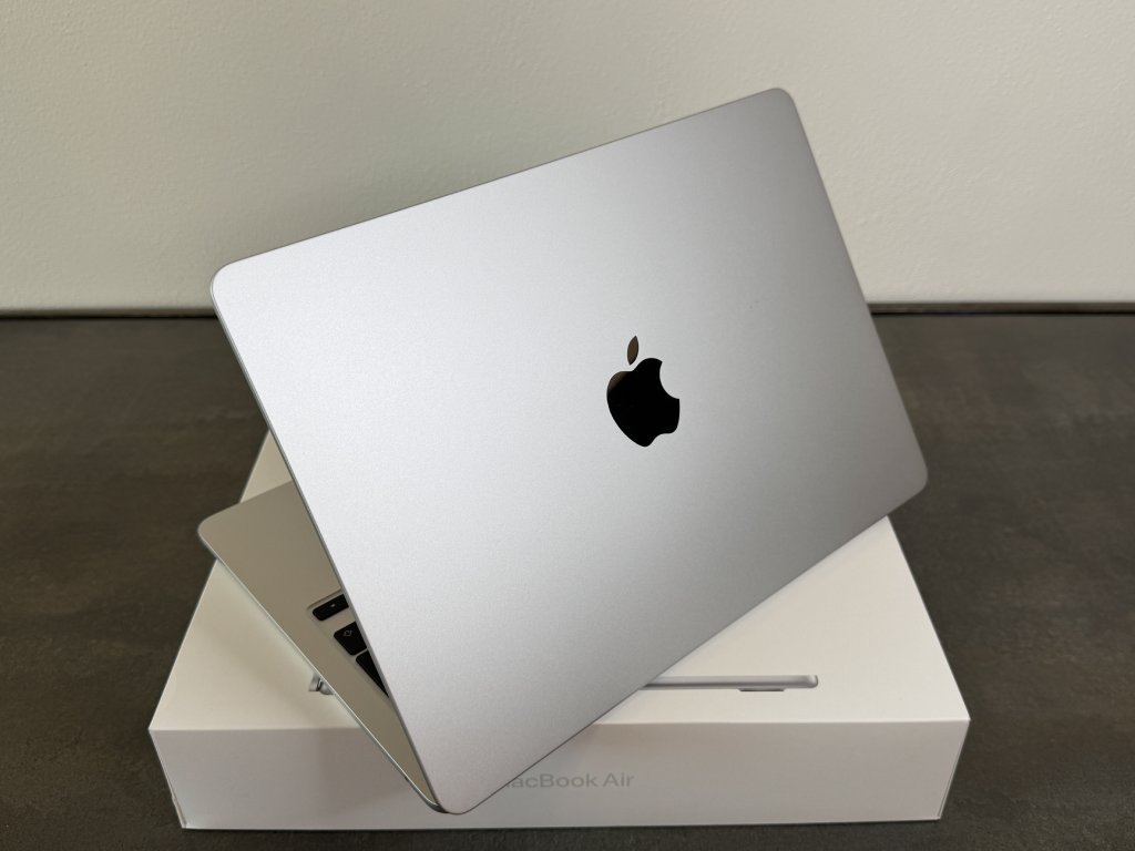 MacBook Air 13,6 MacBook Air 13,6