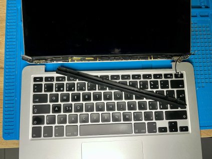 Výměna prasklé lišty displeje