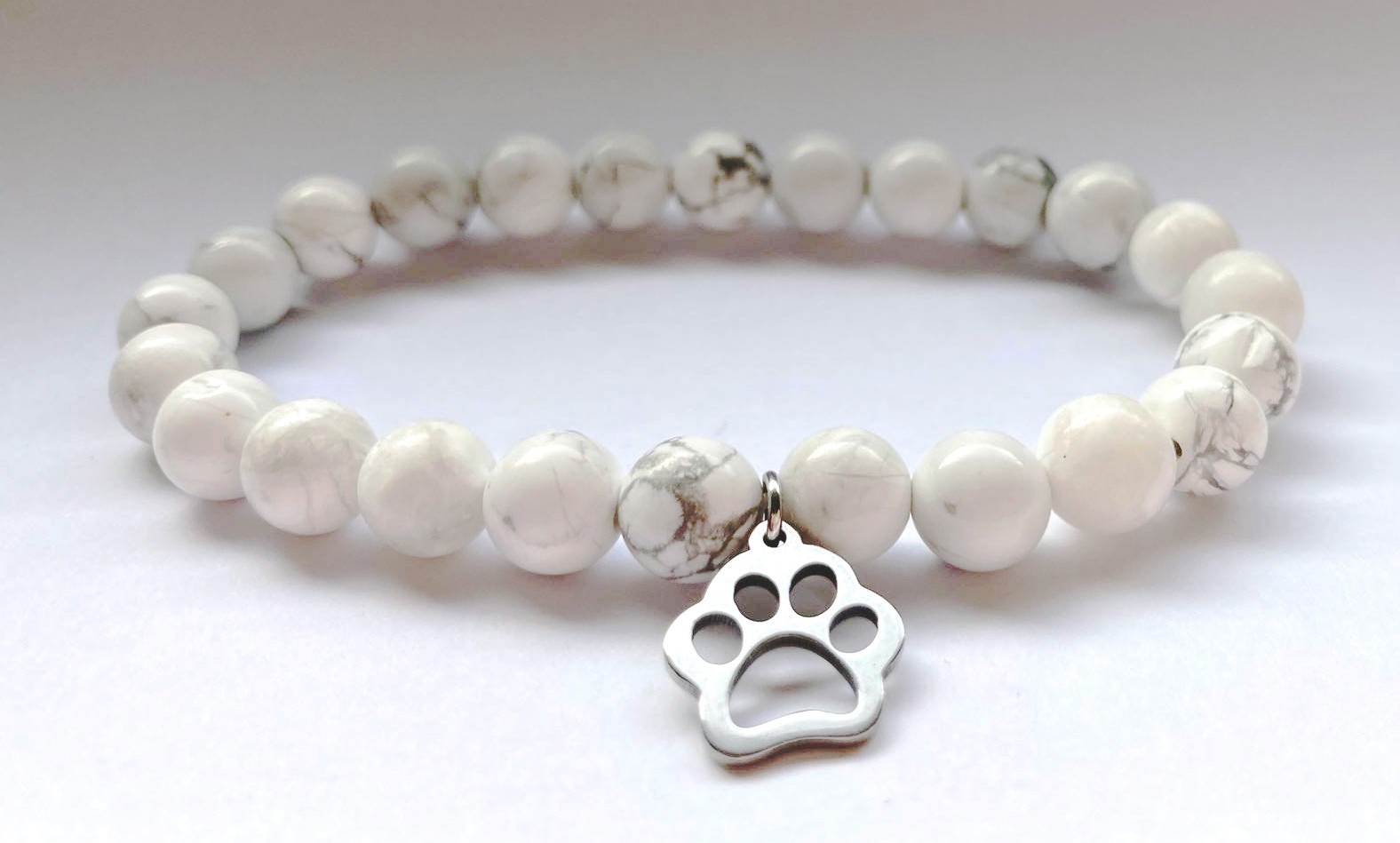 Minerálny náramok s mačacou labkou - howlit a chirurgická oceľ