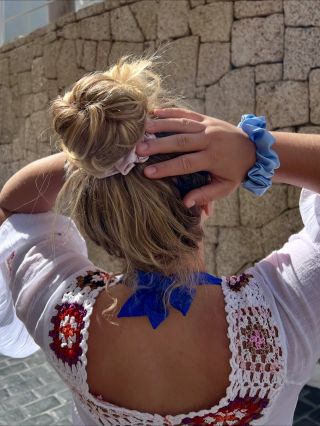 Posíláme trošku letního vibu v těchto deštivých dnech ☀️🩵 Pomněnková a Blush Pink scrunchies na fotkách ✨ . Každá naše...