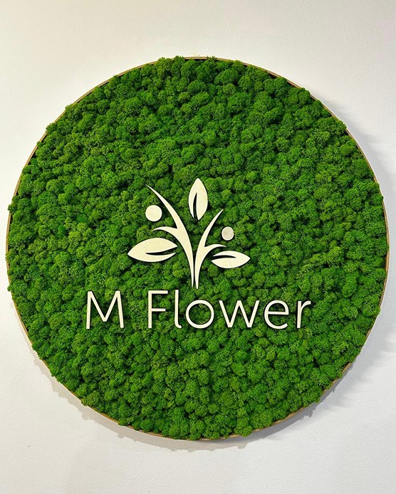 Mechové firemní logo M Flower po realizaci