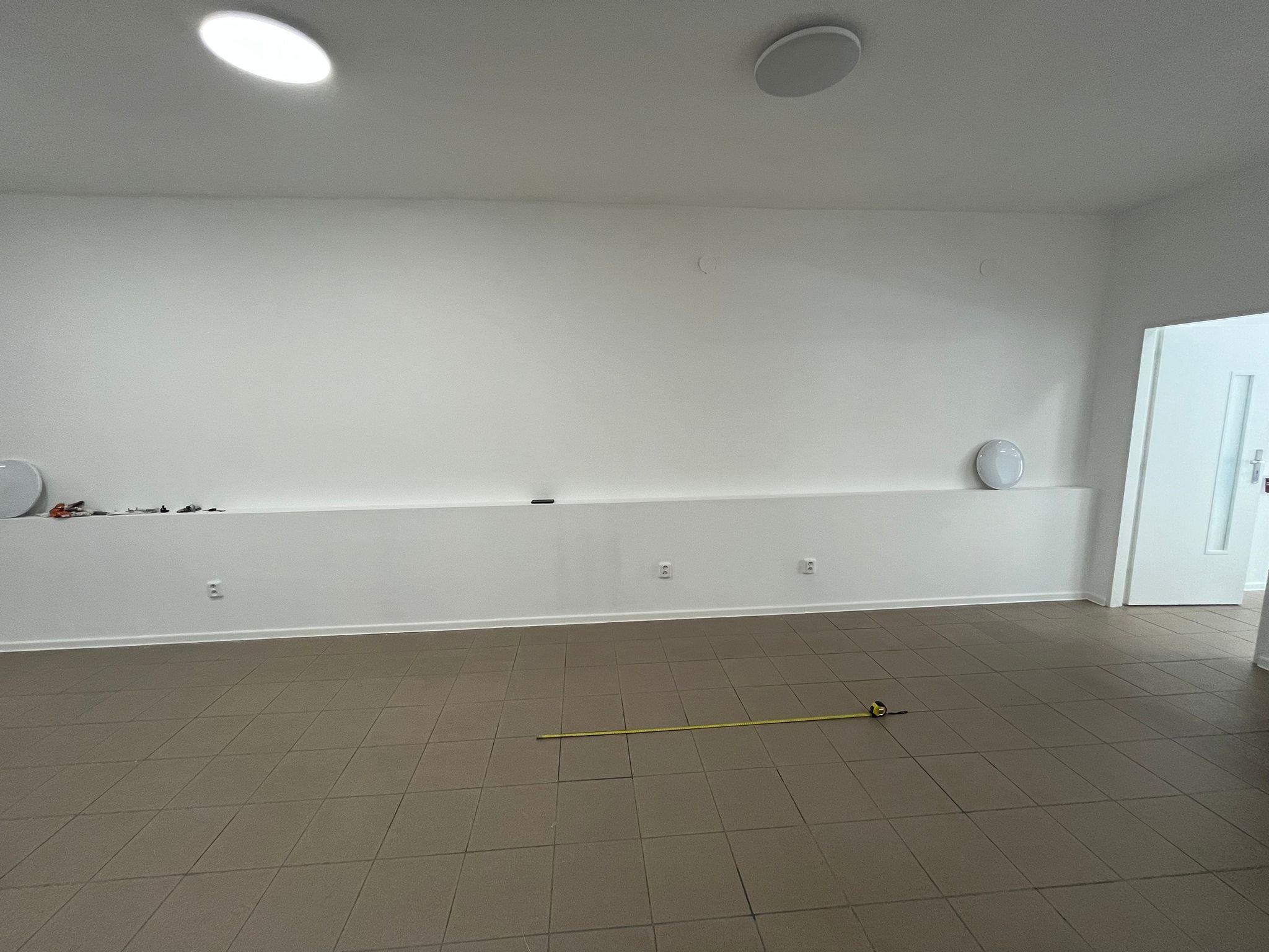 Prostor před realizací mechového loga Rozhýb to