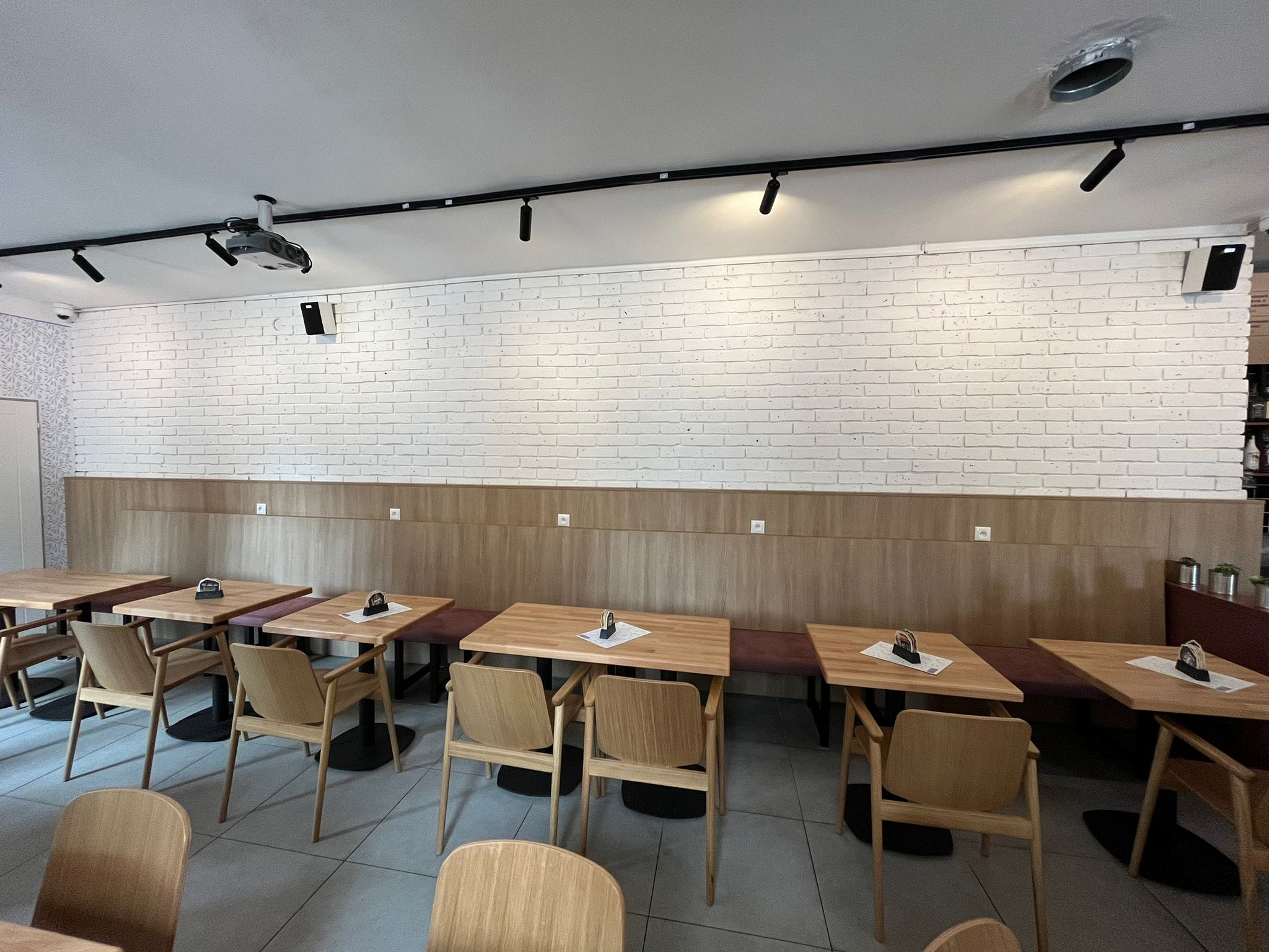 Stěna v Zvonica coffee bar před realizací
