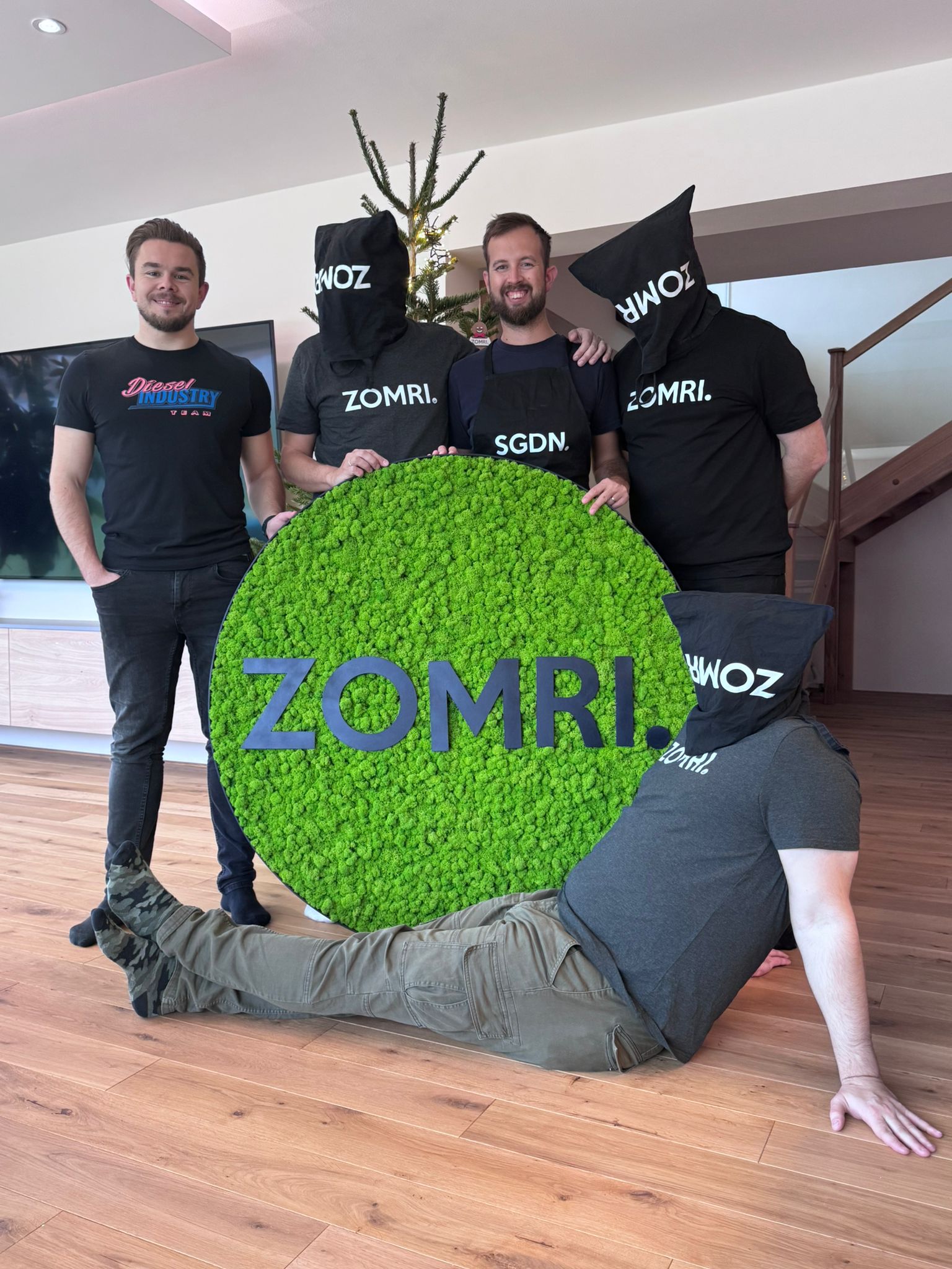 Mechové logo ZOMRI v kruhu