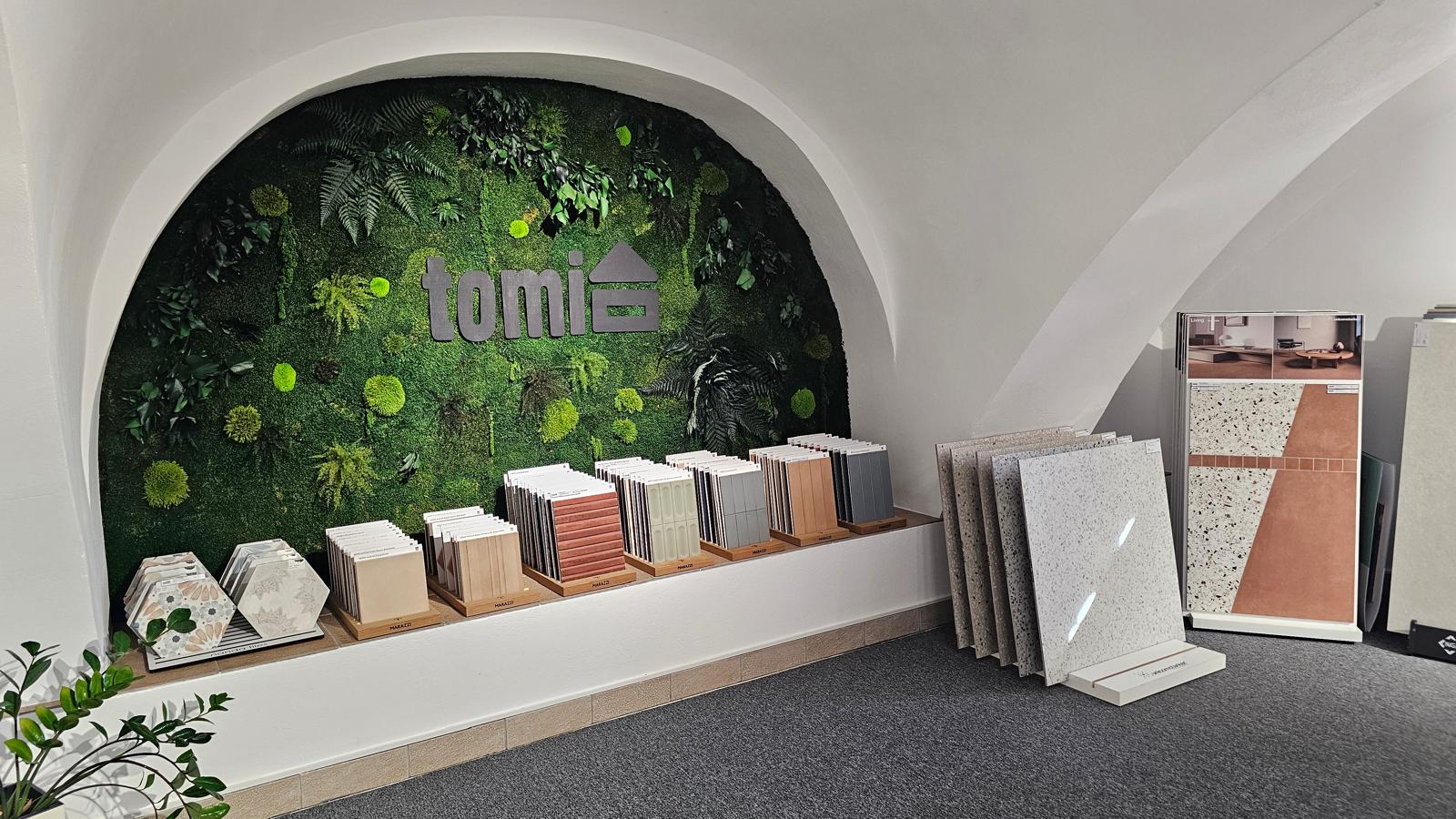 Mechová stěna s dřevěným logem TOMI STUDIO po realizaci