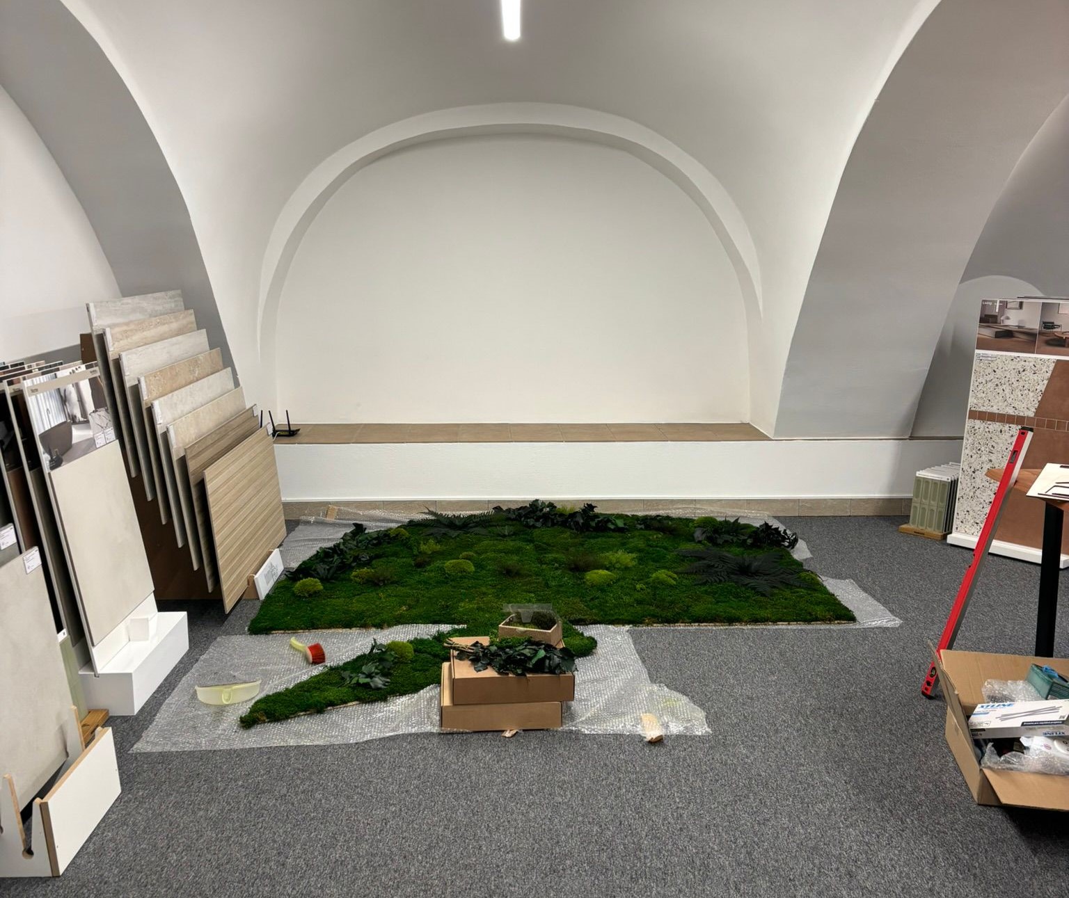 Prostor TOMI STUDIO před realizací mechové stěny