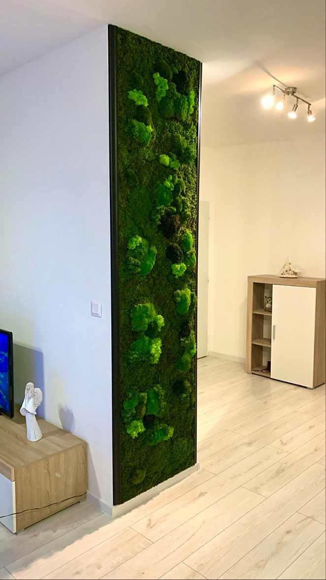 Mechová stěna z plochého mechu, kopečků a lišejníku o ploše 1,8 m² po realizaci