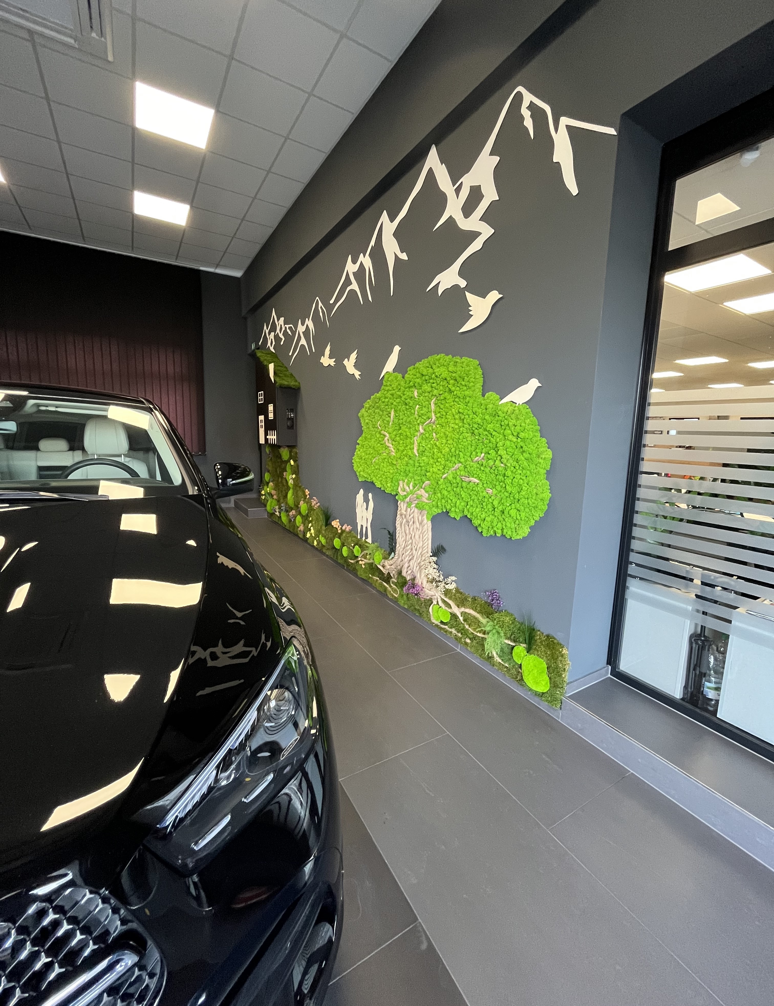 Velkoformátová mechová stěna v showroomu Mercedes-Benz