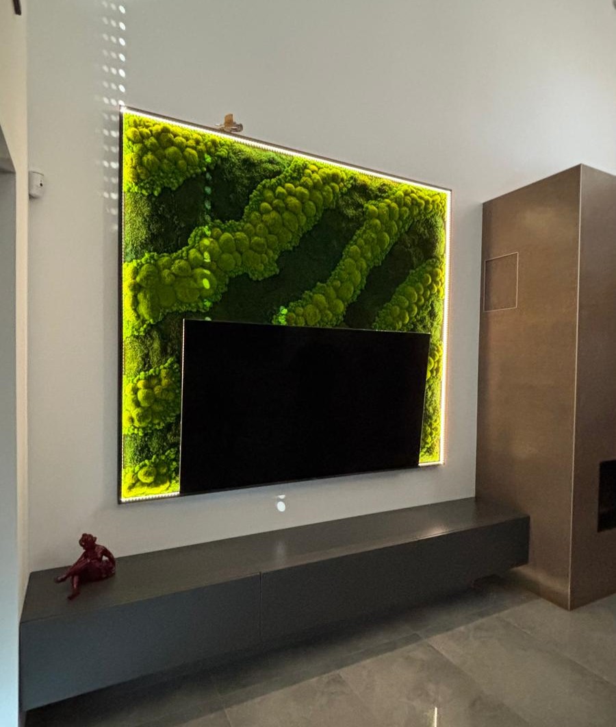 Mechová stěna se zabudovaným Wi-Fi LED podsvícením po realizaci