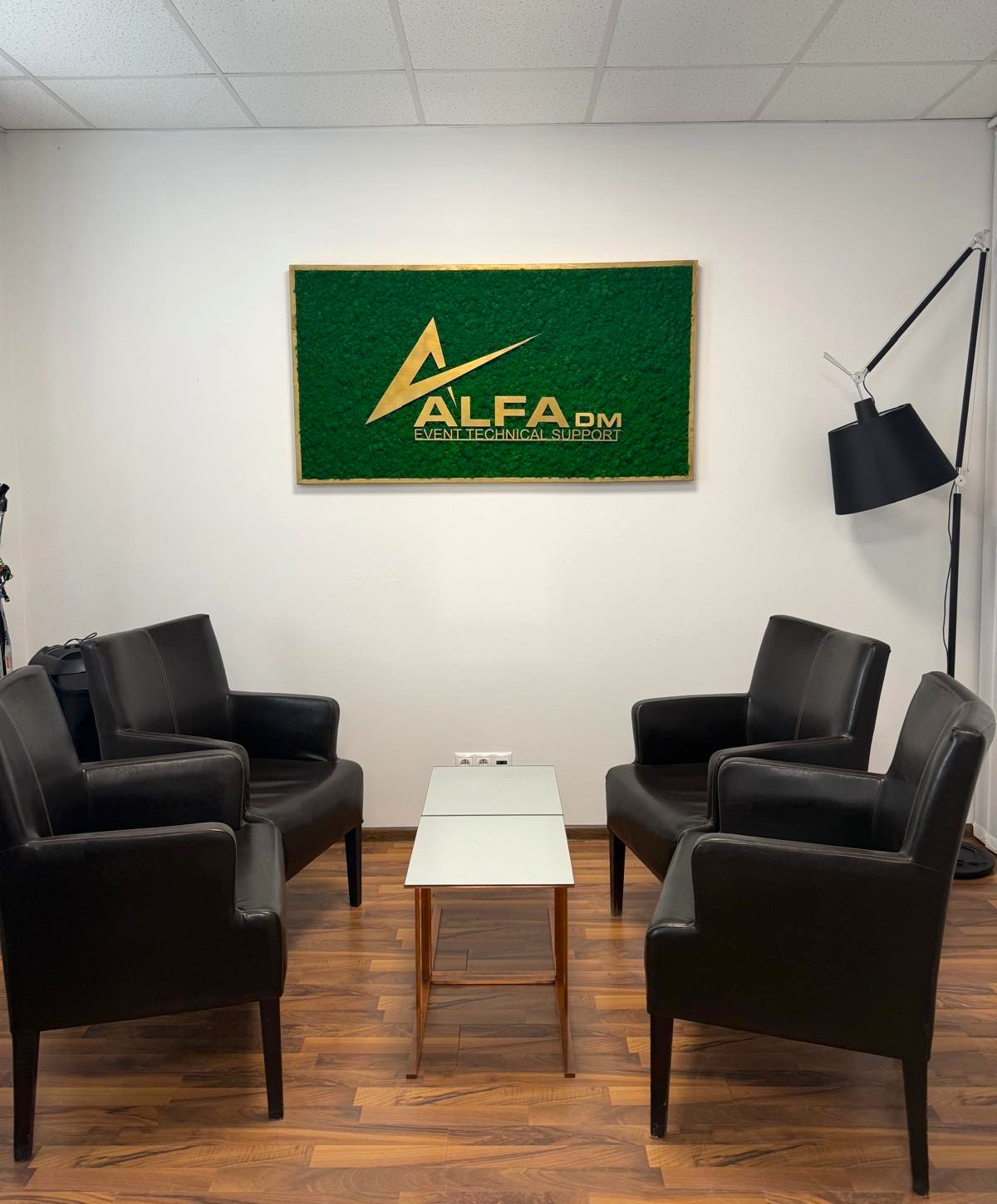 Machový obraz s lišajníkom a zlatým logom